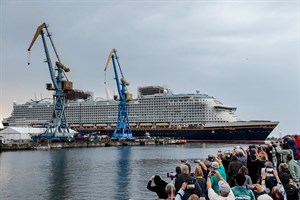 „Disney Adventure“ verlässt den Hafen von Wismar
