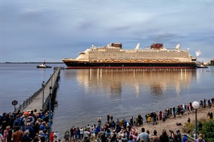 „Disney Adventure“ 
sticht von Wismar aus erstmals in See