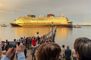 Regenbogen beim 
Auslaufen der „Disney Adventure“ an der Seebrücke in Wismar-Wendorf