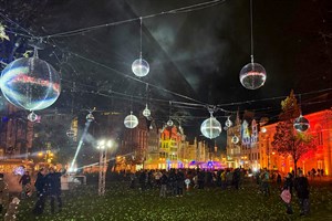 Lichtwoche Rostock 2025 Spiegelkugelwald auf dem Uniplatz