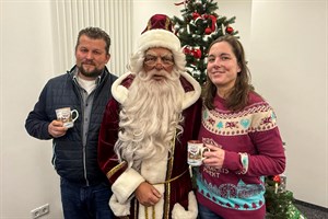 Großmarkt-Chefin Inga Knospe, Weihnachtsmann Falk Petersen und Peer Hamberger, Chef des Schaustellerverbandes MV, mit Glühweintassen und Weihnachtsmarkt-Pullover Großmarkt-Chefin Inga Knospe, Weihnachtsmann Falk Petersen und Peer Hamberger, Chef des Schaustellerverbandes MV, mit Glühweintassen und Weihnachtsmarkt-Pullover