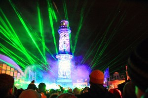 Warnemünder Turmleuchten 2026: Am 1. Januar 2026 wird die Neujahrsinszenierung mit Feuerwerk, Lasershow und Livemusik in Warnemünde gefeiert (Foto: Archiv) Warnemünder Turmleuchten 2026: Am 1. Januar 2026 wird die Neujahrsinszenierung mit Feuerwerk, Lasershow und Livemusik in Warnemünde gefeiert (Foto: Archiv)