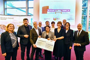 Große Erleichterung, dass es jetzt losgeht – Sandra Wandt (Klinikausschuss/v.li.), Julian Barlen (MdL), Steffen Vollrath (KSR), Prof. Dr. Jan Roesner (KSR), Ministerin Stefanie Drese, Bürgerschaftspräsident Dr. Heinrich Prophet, Oberbürgermeisterin Eva-Maria Kröger, Staatssekretärin Susanne Bowen, Prof. Dr. Bernd Krause (UMR), Dr. Christiane Stehle (UMR) und Senator Dr. Chris von Wrycz Rekowski. (Foto: Joachim Kloock)