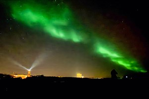 Von der Warnemünder Westmole aus südliche Nordlichter über Leuchtturm und Hotel Neptun (iPhone 16 Pro)