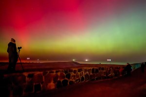 Farbenfrohe Polarlichter über der Westmole in Warnemünde (iPhone 16 Pro)